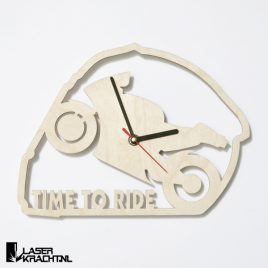 Klok wandklok racemotor motor motorfiets motogp motorrijden motorracen timetoride time to ride lasersnijder lasercutter berken berkenhout stil uurwerk slepende wijzer Laserkracht