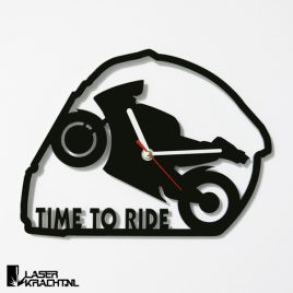 Klok wandklok racemotor motor motorfiets motogp motorrijden motorracen tandwiel kettingwiel timetoride time to ride lasersnijder lasercutter acrylaat plexiglas perspex zwart wit stil uurwerk slepende wijzer Laserkracht