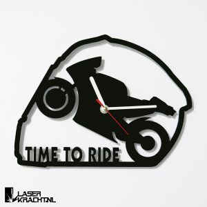 Klok wandklok racemotor motor motorfiets motogp motorrijden motorracen tandwiel kettingwiel timetoride time to ride lasersnijder lasercutter acrylaat plexiglas perspex zwart wit stil uurwerk slepende wijzer Laserkracht