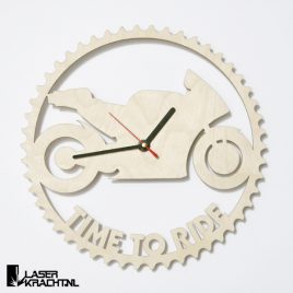 Klok wandklok racemotor motor motorfiets motogp motorrijden motorracen tandwiel kettingwiel timetoride time to ride lasersnijder lasercutter berken berkenhout stil uurwerk slepende wijzer Laserkracht