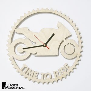 Klok wandklok racemotor motor motorfiets motogp motorrijden motorracen tandwiel kettingwiel timetoride time to ride lasersnijder lasercutter berken berkenhout stil uurwerk slepende wijzer Laserkracht
