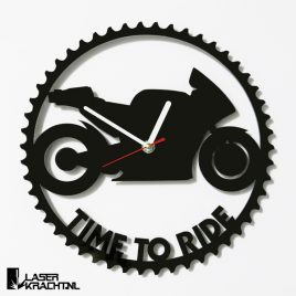 Klok wandklok racemotor motor motorfiets motogp motorrijden motorracen tandwiel kettingwiel timetoride time to ride lasersnijder lasercutter acrylaat plexiglas perspex zwart wit stil uurwerk slepende wijzer Laserkracht