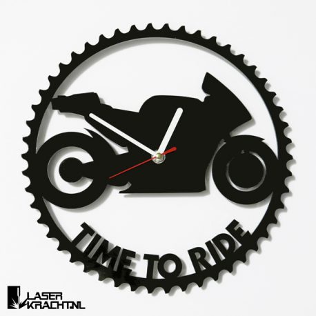 Klok wandklok racemotor motor motorfiets motogp motorrijden motorracen tandwiel kettingwiel timetoride time to ride lasersnijder lasercutter acrylaat plexiglas perspex zwart wit stil uurwerk slepende wijzer Laserkracht