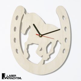 Klok wandklok galopperend paard galop draf paardrijden paardensport paarden ruiter lasersnijder lasercutter berken berkenhout stil uurwerk slepende wijzer Laserkracht