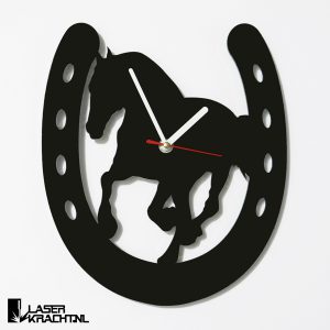 Klok wandklok galopperend paard galop draf paardrijden paardensport paarden ruiter lasersnijder lasercutter acrylaat plexiglas perspex zwart wit stil uurwerk slepende wijzer Laserkracht