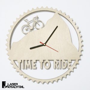 Klok wandklok wielrennen racefiets wielrenner fiets fietsen berg bergen racefietsen wielersport tandwiel kettingwiel timetoride time to ride lasersnijder lasercutter berken berkenhout stil uurwerk slepende wijzer Laserkracht