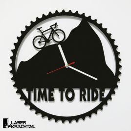 Klok wandklok wielrennen racefiets wielrenner fiets fietsen berg bergen racefietsen wielersport tandwiel kettingwiel timetoride time to ride lasersnijder lasercutter acrylaat plexiglas perspex zwart wit stil uurwerk slepende wijzer Laserkracht