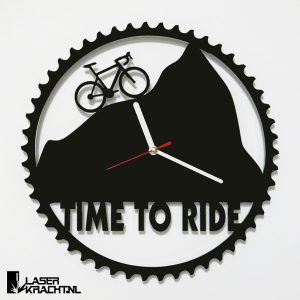Klok wandklok wielrennen racefiets wielrenner fiets fietsen berg bergen racefietsen wielersport tandwiel kettingwiel timetoride time to ride lasersnijder lasercutter acrylaat plexiglas perspex zwart wit stil uurwerk slepende wijzer Laserkracht