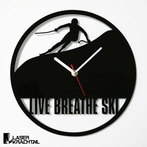 Klok wandklok ski skiën skien skier skiër wintersport berg acrylaat plexiglas perspex zwart wit lasersnijder lasercutter stil uurwerk slepende wijzer Laserkracht