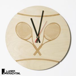 Klok wandklok tennisklok tennis tennissen tennisser tennisbal racket racket tennisracket graveren gegraveerd hout berken berkenhout lasergraveren lasersnijder lasercutter stil uurwerk slepende wijzer Laserkracht