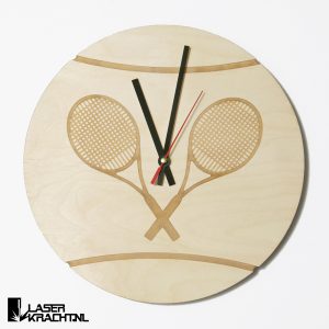 Klok wandklok tennisklok tennis tennissen tennisser tennisbal racket racket tennisracket graveren gegraveerd hout berken berkenhout lasergraveren lasersnijder lasercutter stil uurwerk slepende wijzer Laserkracht