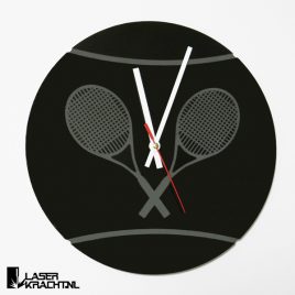 Klok wandklok tennisklok tennis tennissen tennisser tennisbal racket racket tennisracket graveren gegraveerd acrylaat plexiglas perspex zwart wit lasersnijder lasercutter stil uurwerk slepende wijzer Laserkracht