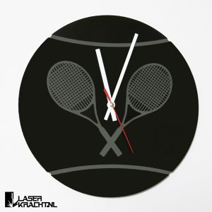 Klok wandklok tennisklok tennis tennissen tennisser tennisbal racket racket tennisracket graveren gegraveerd acrylaat plexiglas perspex zwart wit lasersnijder lasercutter stil uurwerk slepende wijzer Laserkracht