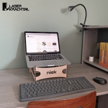 Laptopstandaard met naam gepersonaliseerd hout laptop standaard steun cadeau kado cadeautje kadootje thuiswerken werken laserkracht